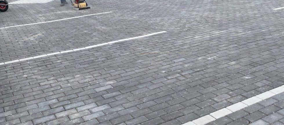 İncek Kilit Taşı Fiyatları 2026 metre kare ve Palet fiyatları Kilit taşı m2 fiyatı üreticinin konumuna ve teslimat yapılacak yere göre değişir. Ortalama kilitli yol parke taşı fiyatı 1 palet için 15,4 metrekarelik alan için 220 TL + nakliye ücretidir. 100 metrekare kilitli taş fiyatı 20.000 - 22.000 TL arasındadır.