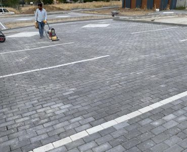 Çubuk Kilit Taşı Fiyatları Çubuk Kilit Taşı Fiyatları
Çubuk da kilit taşı fiyatları genellikle 220 TL/m2 ile 240 TL/m2 aralığında seyretmektedir. Fiyatlar, taşın rengine, modeline ve kalitesine göre farklılık gösterebilir.