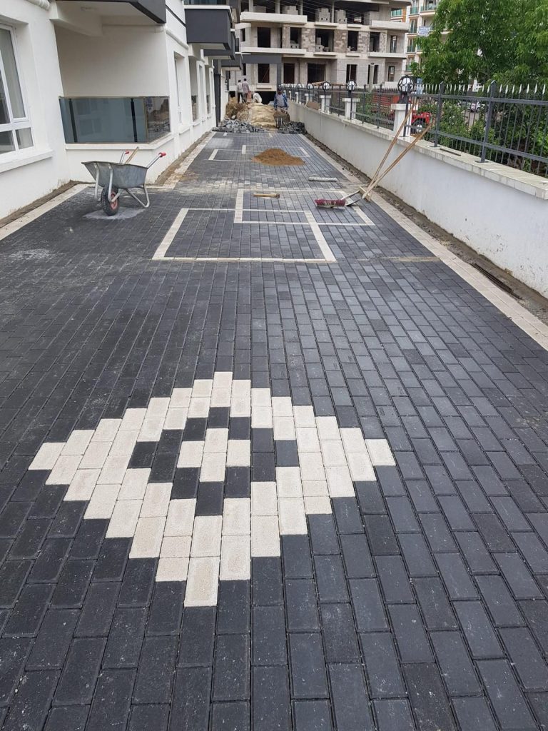 Ayaş Kilit Taşı Fiyatları 2026 metre kare ve Palet fiyatlarıKilit taşı m2 fiyatı üreticinin konumuna ve teslimat yapılacak yere göre değişir. Ortalama kilitli yol parke taşı fiyatı 1 palet için 15,4 metrekarelik alan için 220 TL + nakliye ücretidir. 100 metrekare kilitli taş fiyatı 20.000 - 22.000 TL arasındadır.