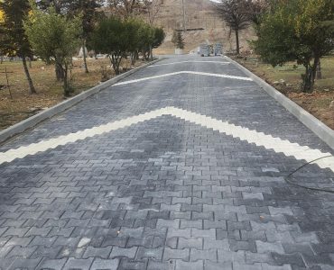 Ayaş Kilit Taşı Fiyatları Ayaş Kilit Taşı Fiyatları 2026 metre kare ve Palet fiyatları Kilit taşı m2 fiyatı üreticinin konumuna ve teslimat yapılacak yere göre değişir. Ortalama kilitli yol parke taşı fiyatı 1 palet için 15,4 metrekarelik alan için 220 TL + nakliye ücretidir. 100 metrekare kilitli taş fiyatı 20.000 - 22.000 TL arasındadır.