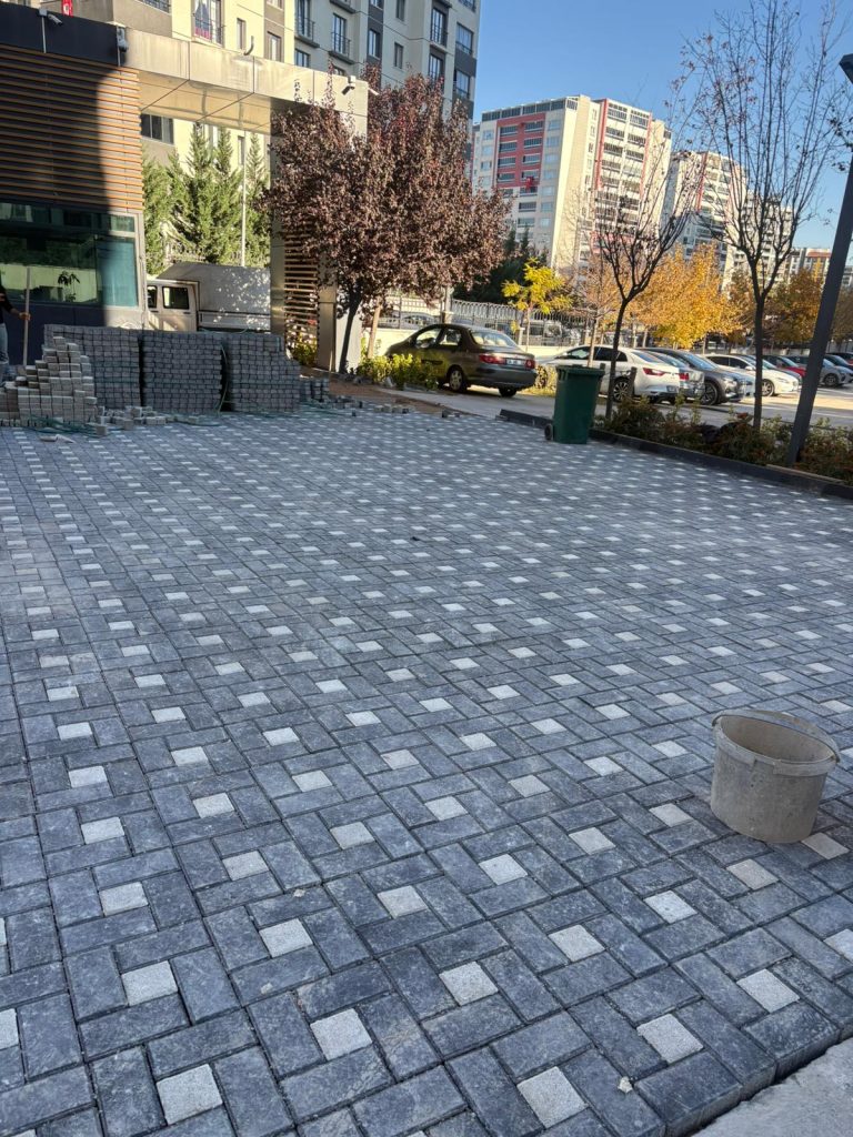 Kilit Taşı Fiyatları 2026 metre kare ve Palet fiyatları
Kilit taşı m2 fiyatı üreticinin konumuna ve teslimat yapılacak yere göre değişir. Ortalama kilitli yol parke taşı fiyatı 1 palet için 15,4 metrekarelik alan için 220 TL + nakliye ücretidir. 100 metrekare kilitli taş fiyatı 20.000 - 22.000 TL arasındadır.